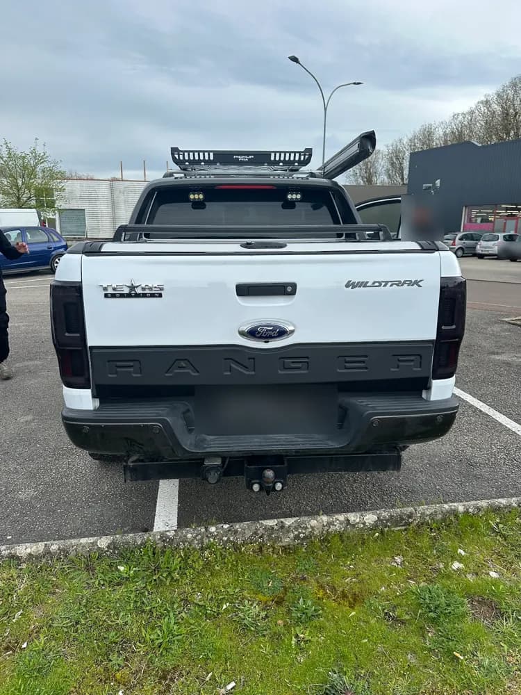 Ford Ranger Wildtrak blanc avec galerie Pickup-FRA, vue arrière