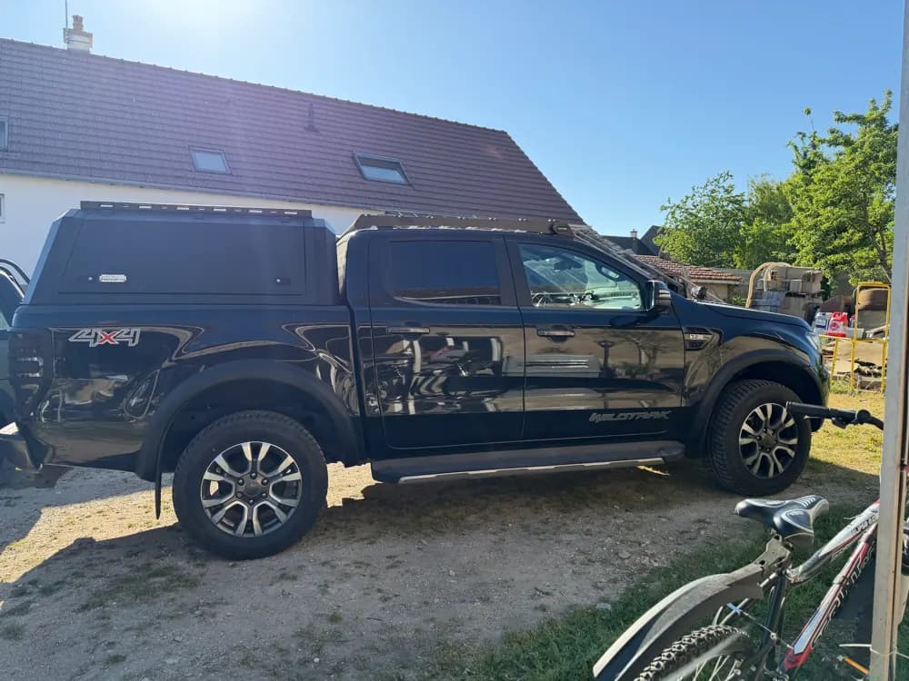Hardtop Pickup-FRA et galerie sur un Ford Ranger Wildtrak noir