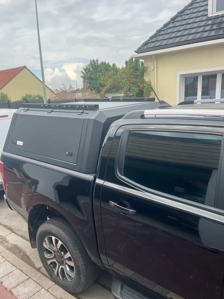 Hardtop Pickup-FRA avec barres de toit, vue de côté