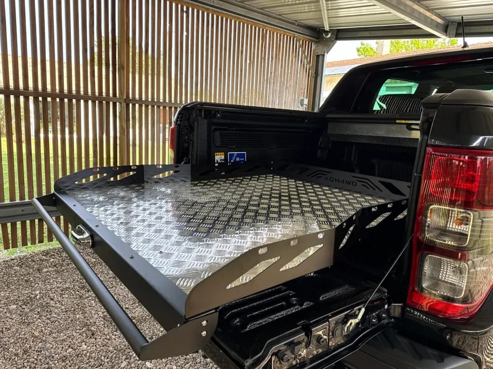 Plateau coulissant sorti sur la benne d’un Ford Ranger