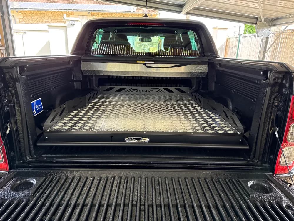 Plateau coulissant rangé dans la benne