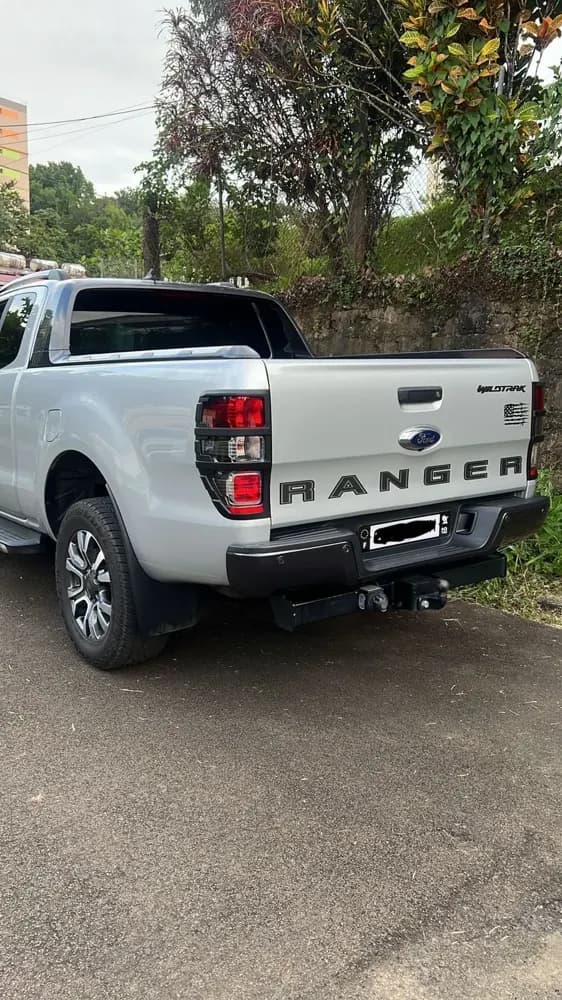 Ford Ranger Wildtrak gris, vue arrière